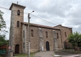 La iglesia de San Miguel de la Calva se ubica en Revilla de Camargo.