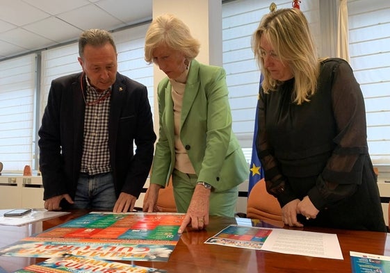 El director del IES Monstesclaros, Norberto García, junto a la consejera de Educación (en el centro), Marina Lombó.