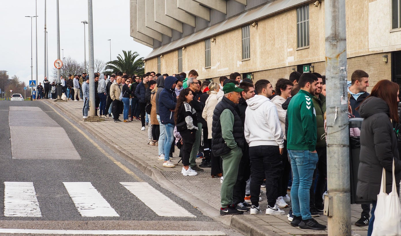 La fachada frente al palacio de Exposiciones fue una maraña de racinguistas que rodeaban el estadio.