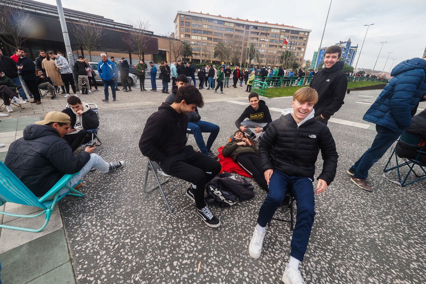 Los jóvenes apostados en las inmediaciones del estadio había llegado equipados para la espera.