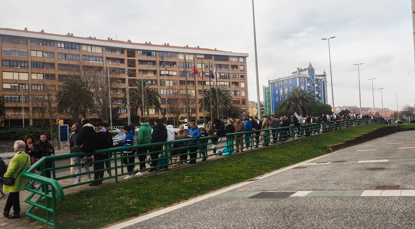 Otra imagen de la cola formada junto a las barandillas exteriores del perímetro.