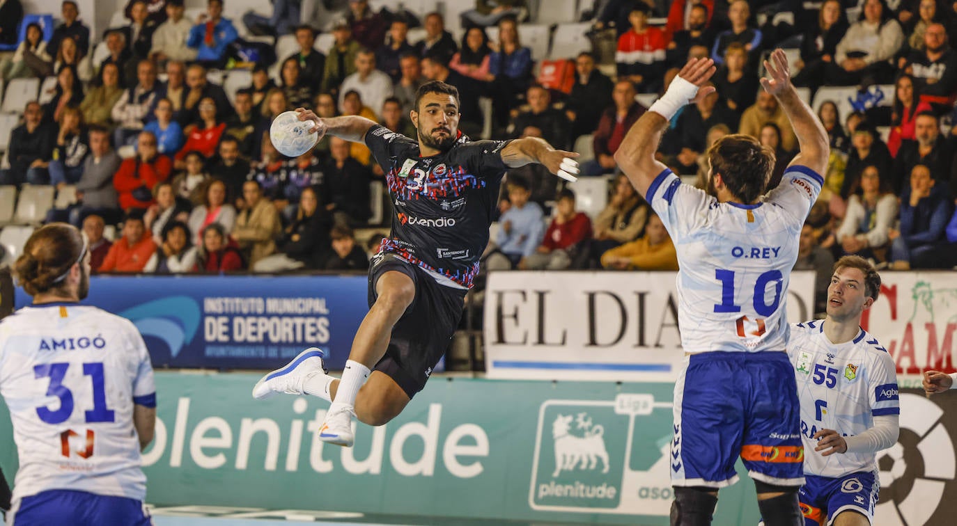 Perbela se dispone a lanzar durante el partido ant el Granollers  en La Albericia.