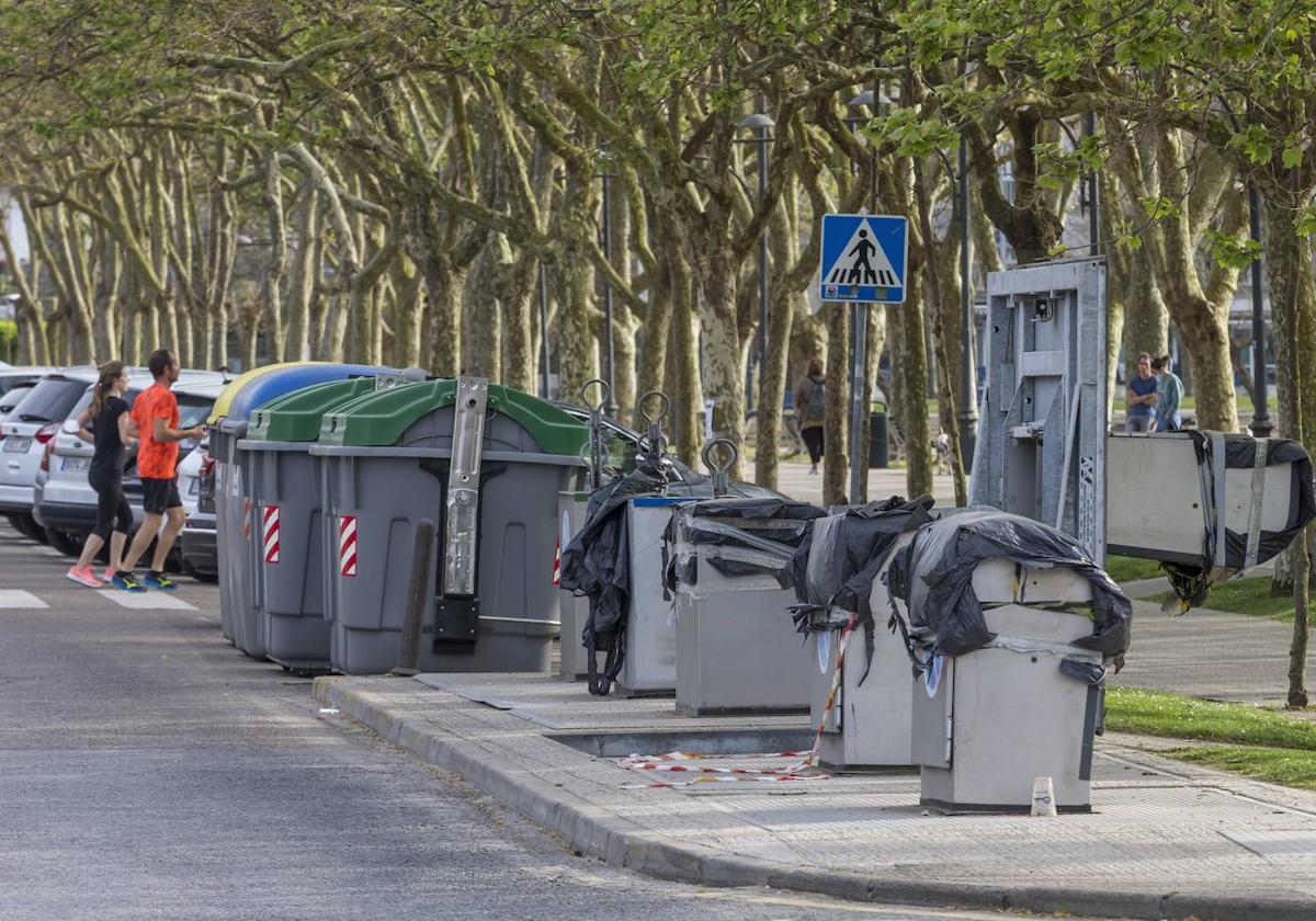 Contenedores en superficie y subterráneos, estos últimos precintados.