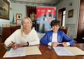 Susana Herrán y María Ángeles Martínez, durante la firma del acuerdo.