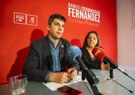 Daniel Fernández junto a la concejala Toñi Mora.