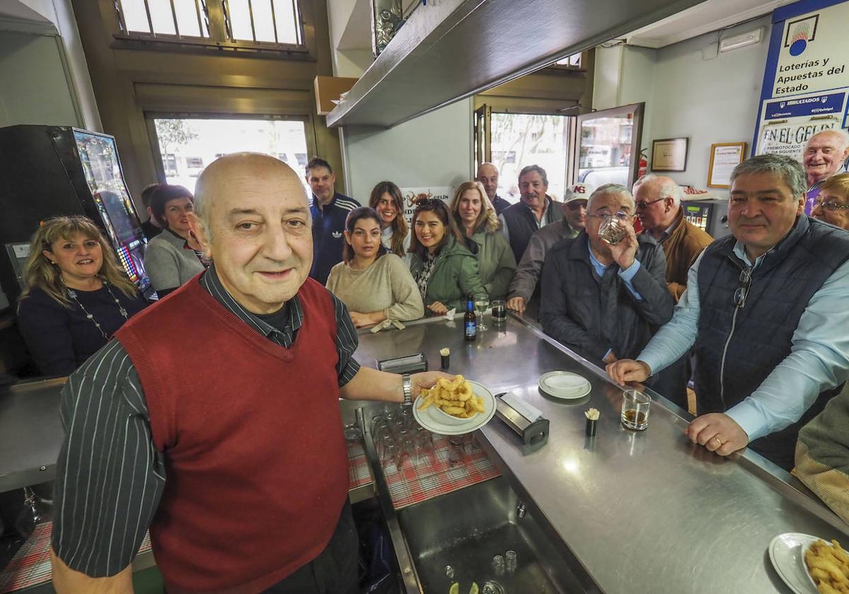 Ángel Lanza Guardo, 'Gelín', tras la barra de El Rey de la Rabas el último día que abrió el local en 2019.