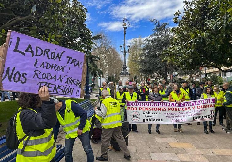 La manifestación comenzó en Numancia y finalizó junto al Ayuntamiento de Santander