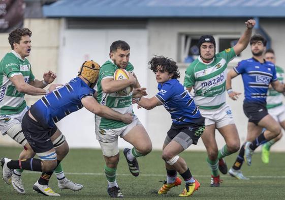 Matías Jabase, en el partido ante el Sant Cugat. El apertura argentino es una de las piezas clave.