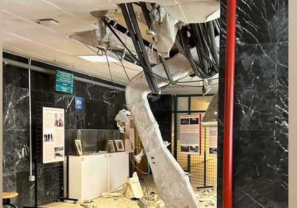 La gruesa tubería de escayola que se desplomó ayer en Caminos.