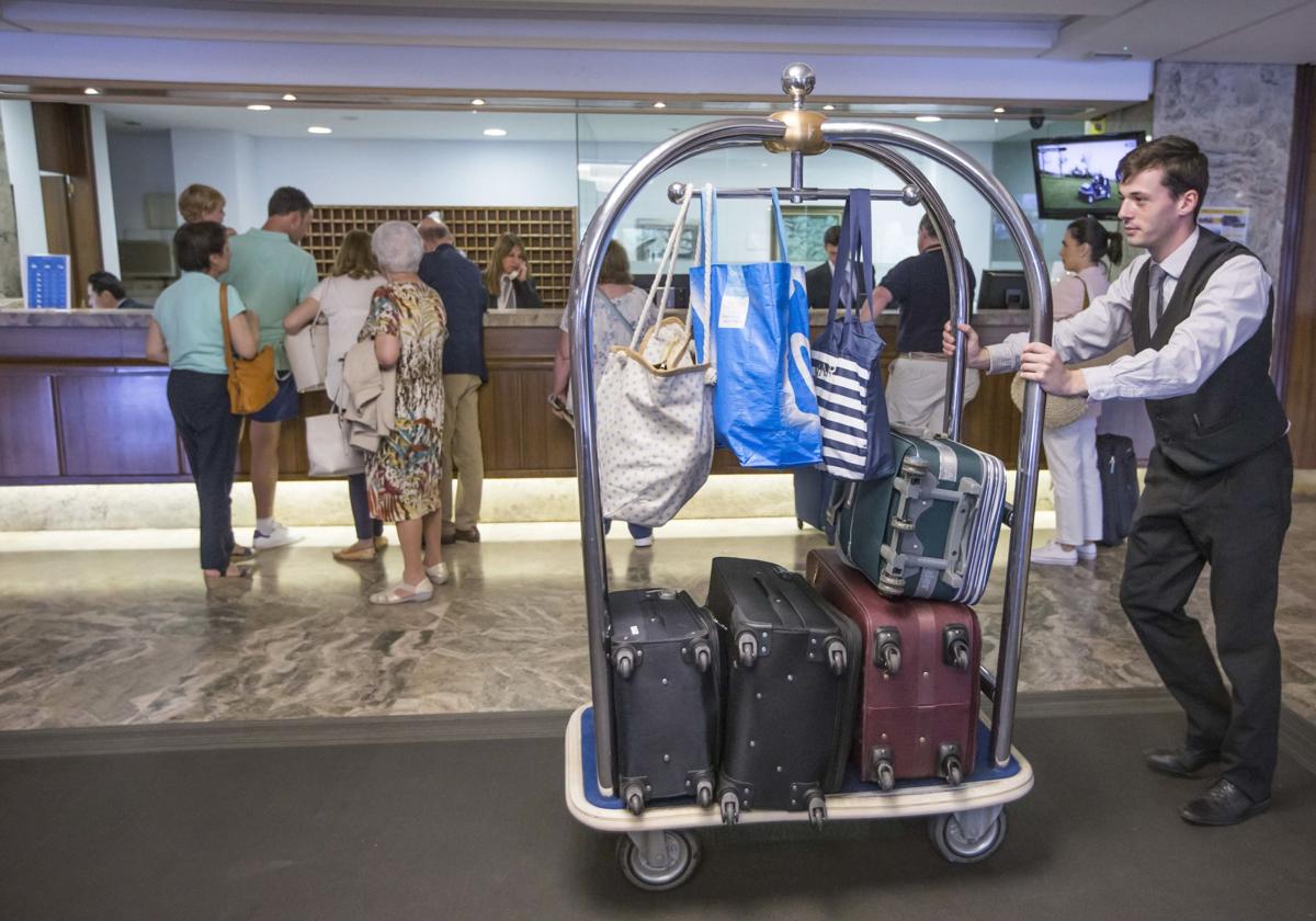 Turistas en la recepción del Hotel Santemar, en Santander, en una imagen de archivo.