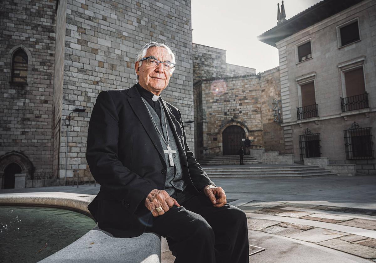 El obispo de Santander, Manuel Sánchez Monge, junto a la Catedral, aguarda trabajando el momento de su retiro.