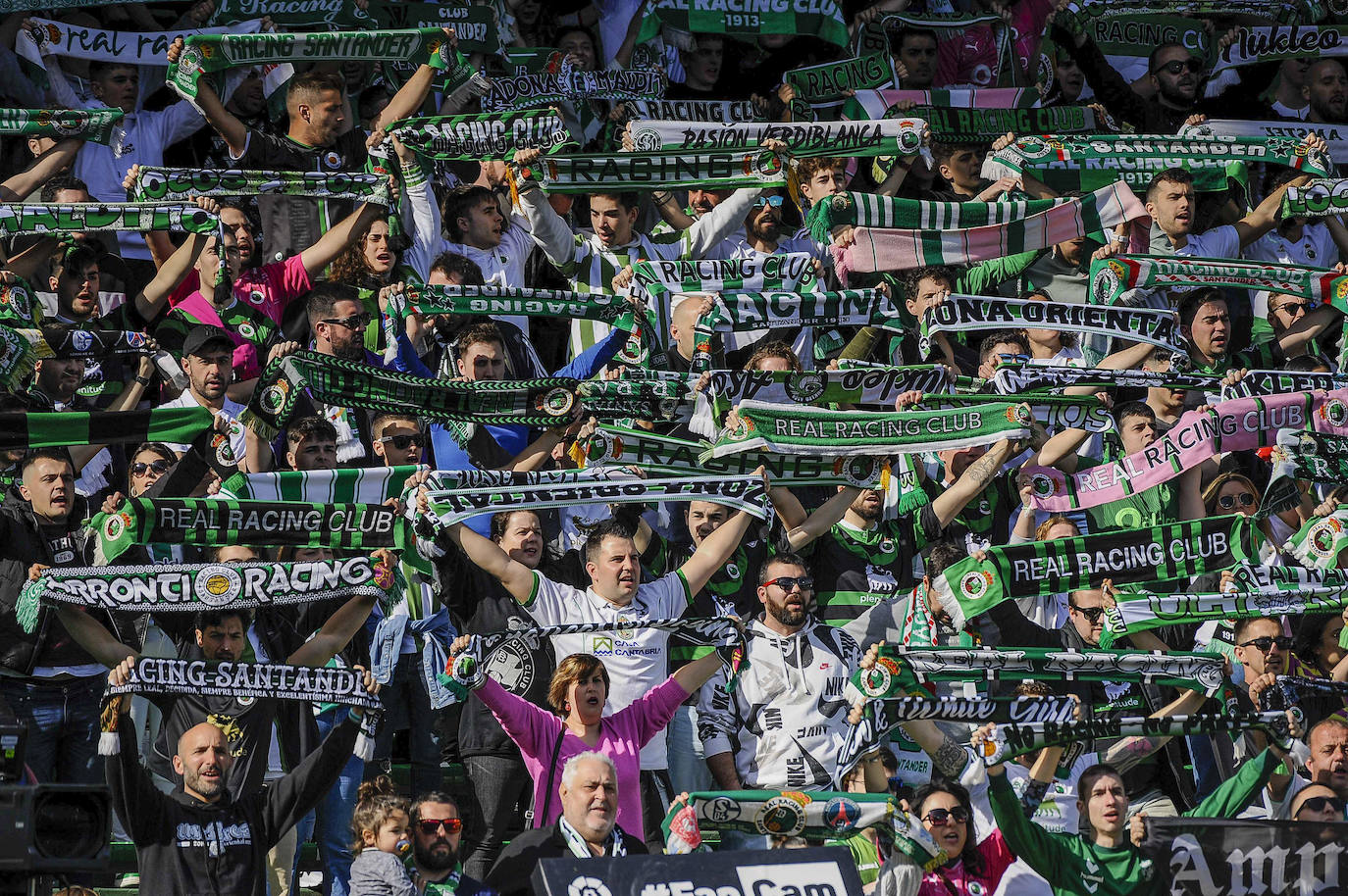 La afición, bufandas en alto en los Campos de Sport, que registraron una entrada de casi 12.000 espectadores.