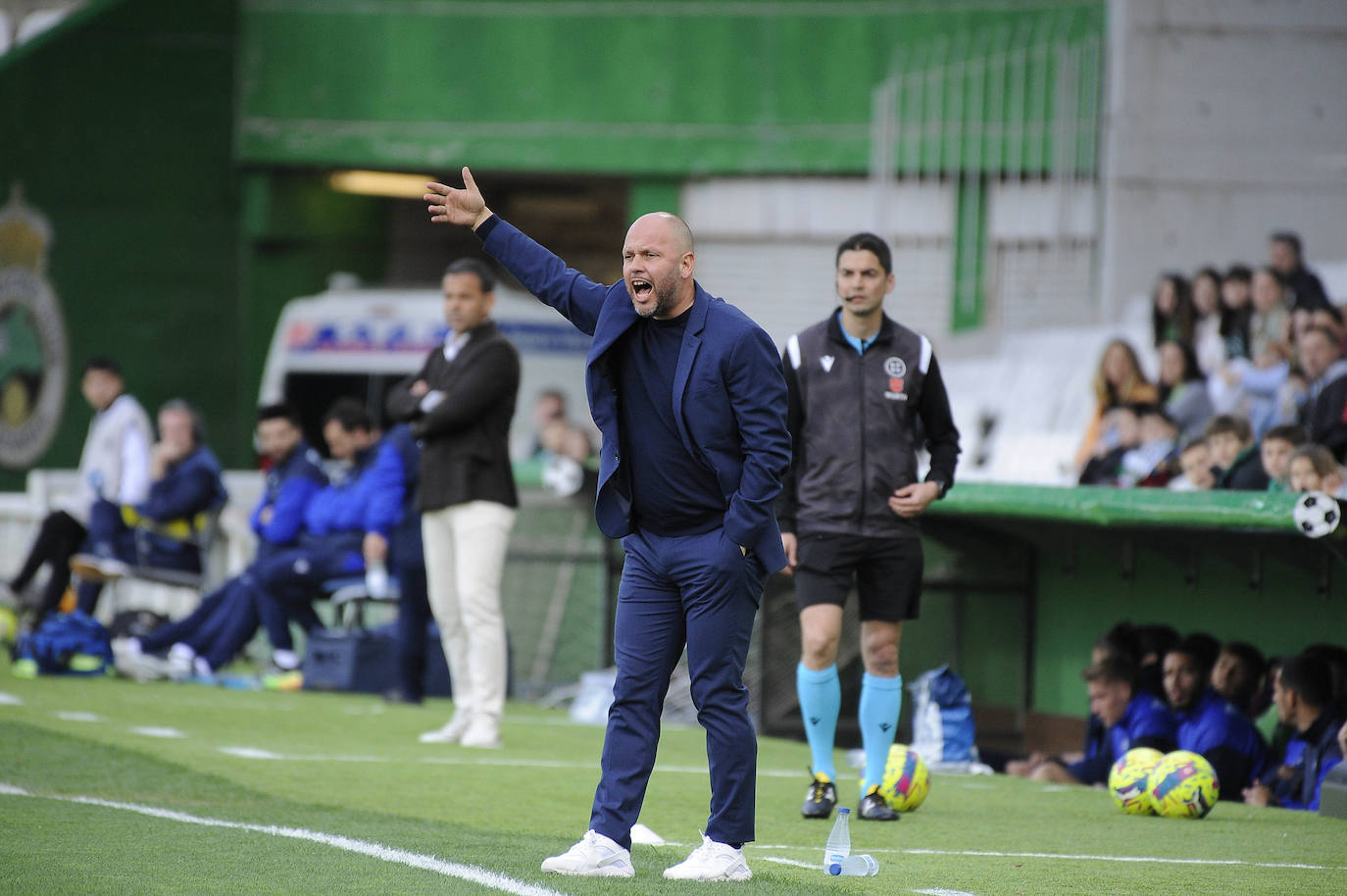 José Alberto López, en la banda de los Campos de Sport.