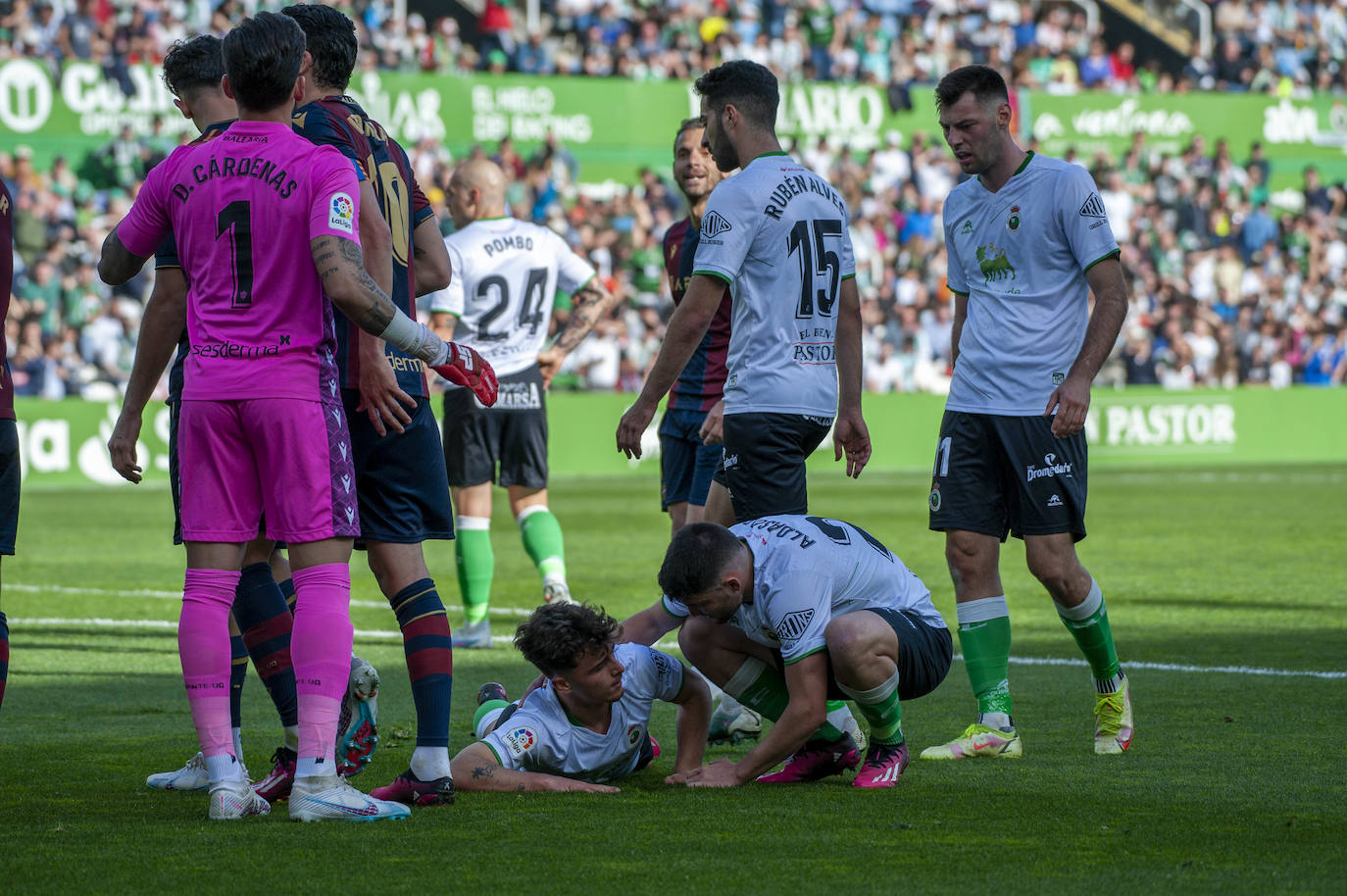 Artiz Aldasoro se interesa por el estado de Yeray Cabanzón después de una falta a favor del Racing. Cárdenas y otros jugadores granotas protestan.