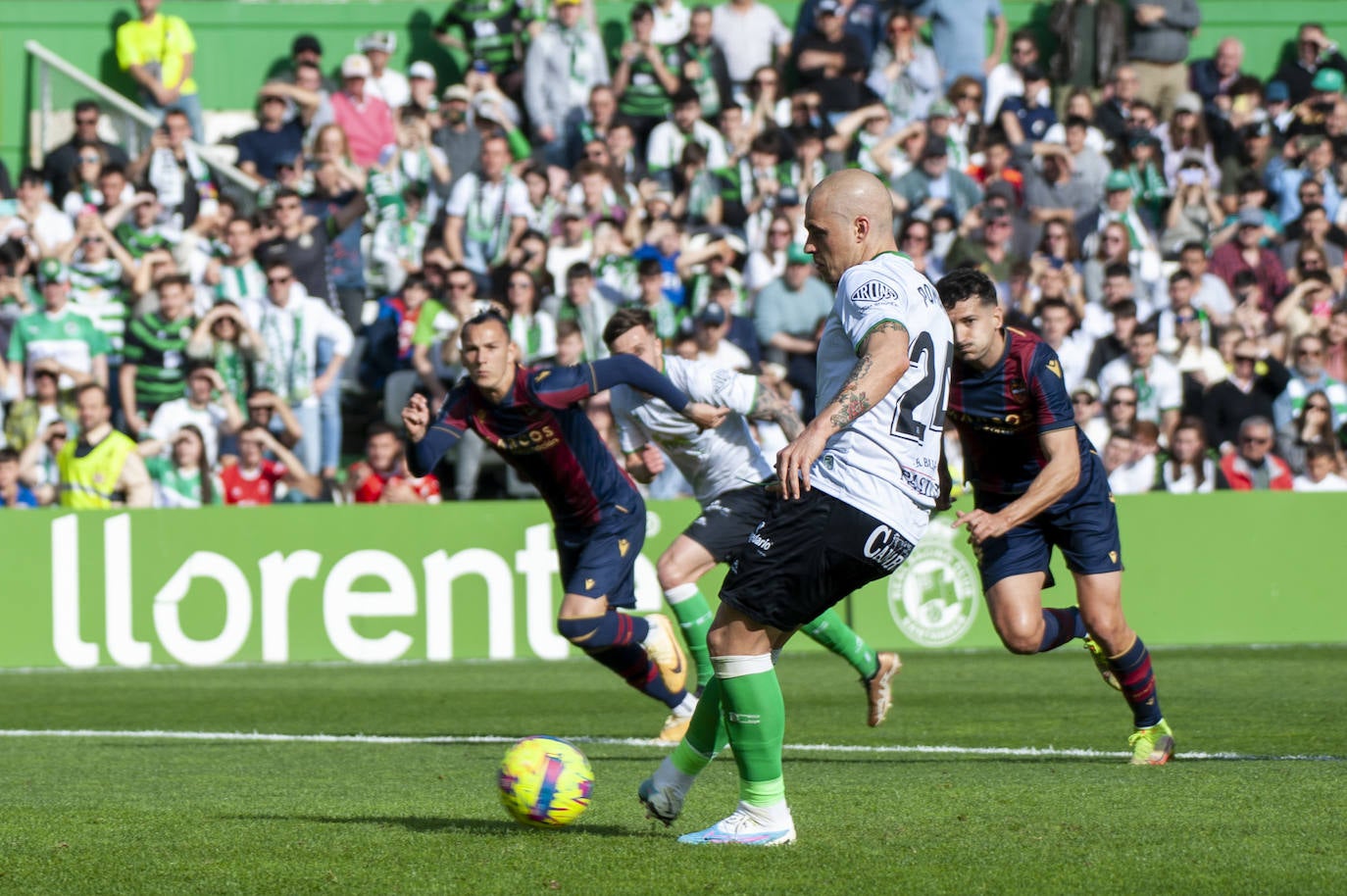 Jorge Pombo, en el momento de lanzar el penalti. Cárdenas le adivinó la intención y lo detuvo.