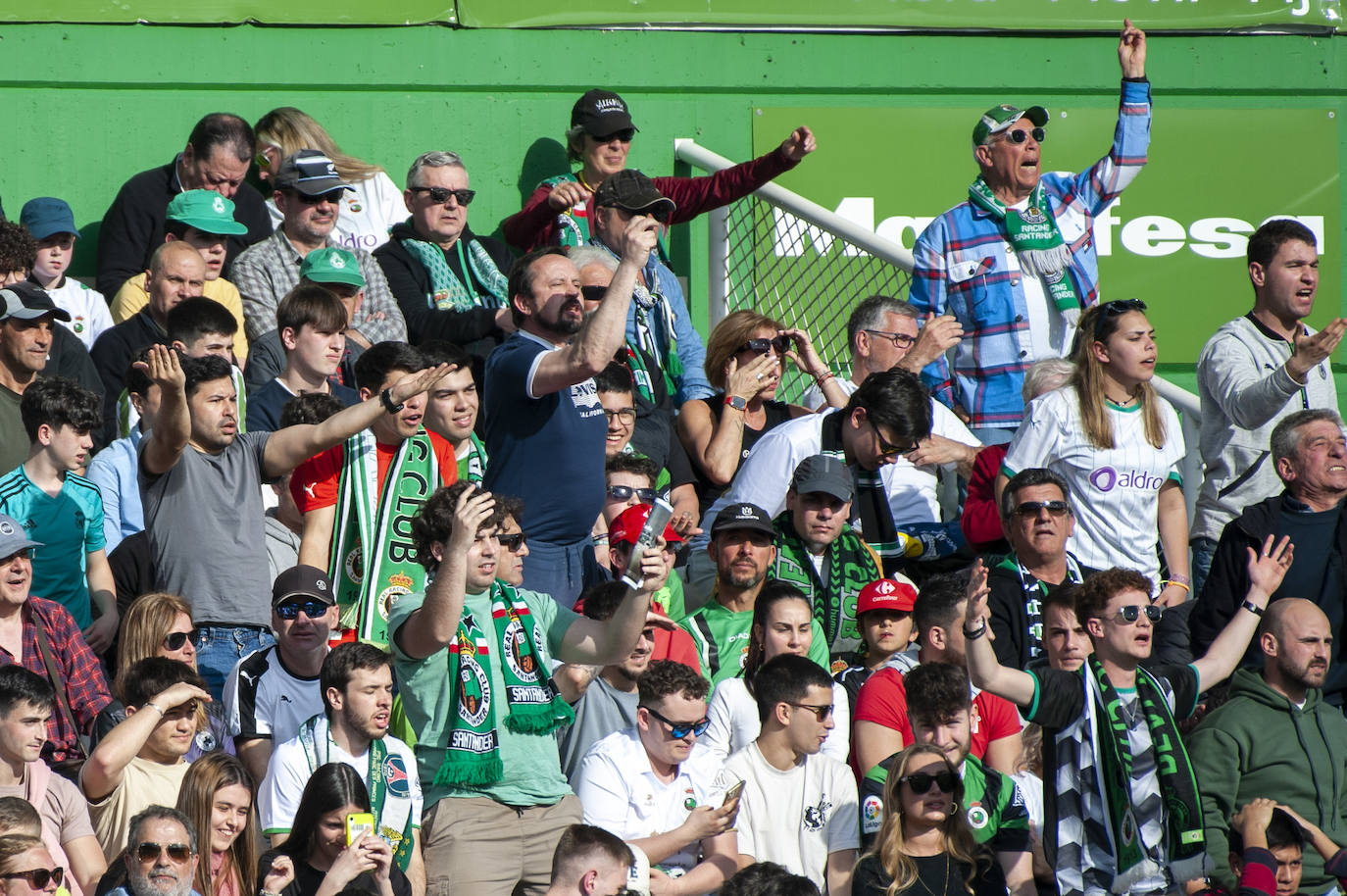 La grada de los Campos de Sport protesta una decisión arbitral.