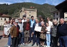 Manel Gómez, a la izquierda, homenajeado en el Día del Cocido, posa con su familia.