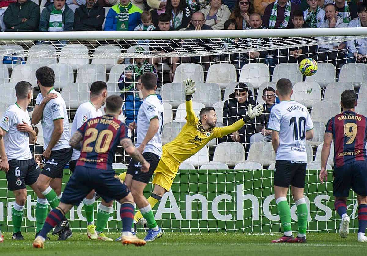 Parera se estira, pero no puede evitar el gol de falta de Joni Montiel.