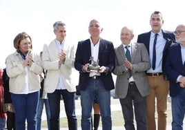 Juan Ramón Lucas con el premio Villas Marineras, acompañado de los alcaldes y el vicepresidente Pablo Zuloaga. José García