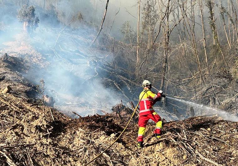 Bomberos trabajando contra las llamas en Colindres.