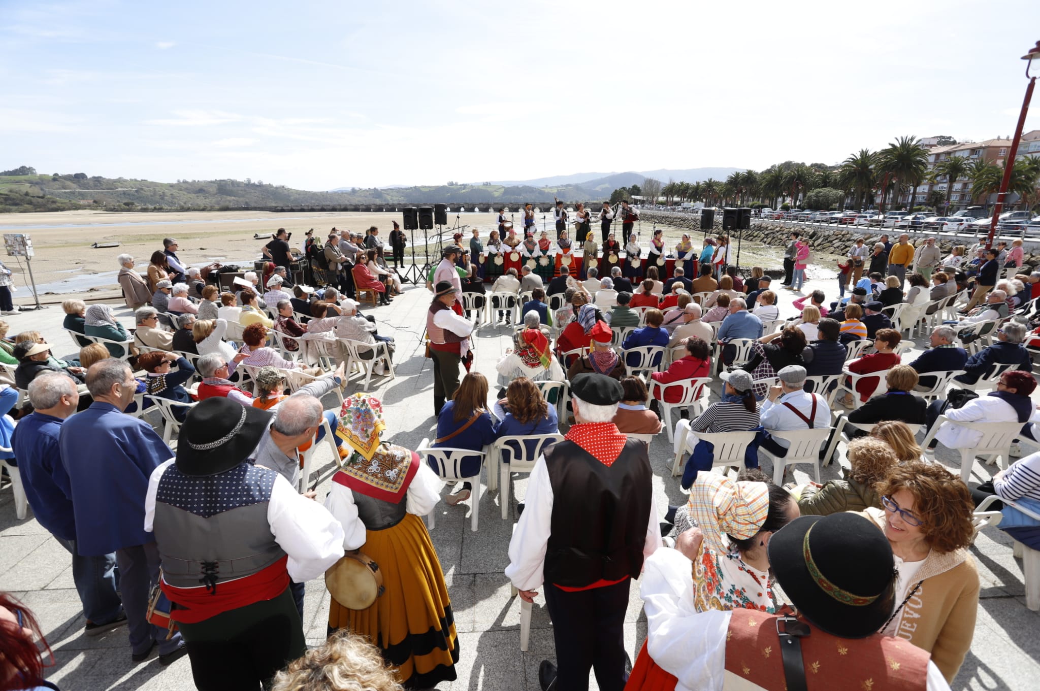 El paseo marítimo de San Vicente de la Barquera acogió los actos centrales del Día de Villas Marineras