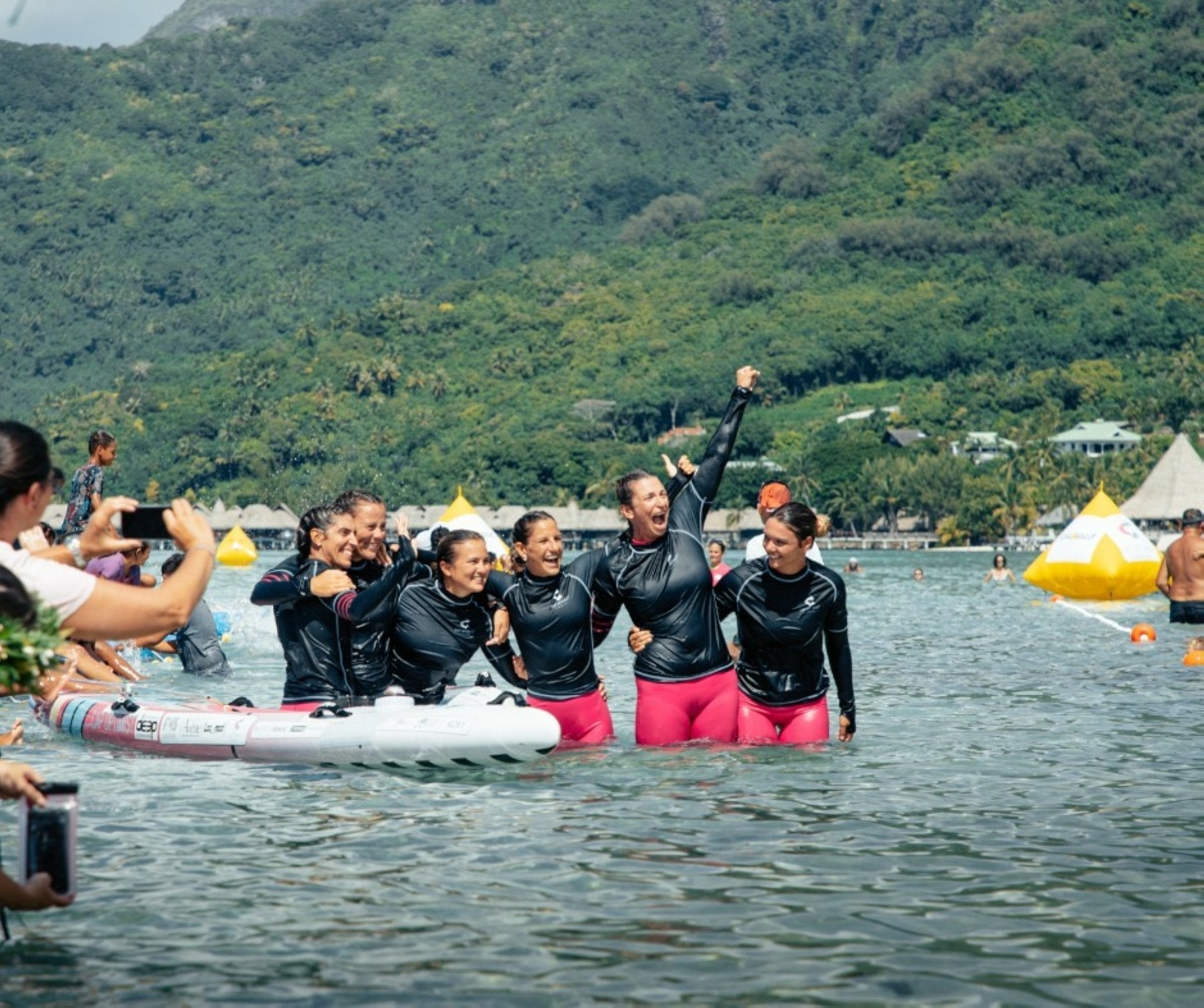 Itziar Abascal, tercera por la derecha, junto a sus compañeras tras terminar el reto en la playa de Temae, en Moorea.