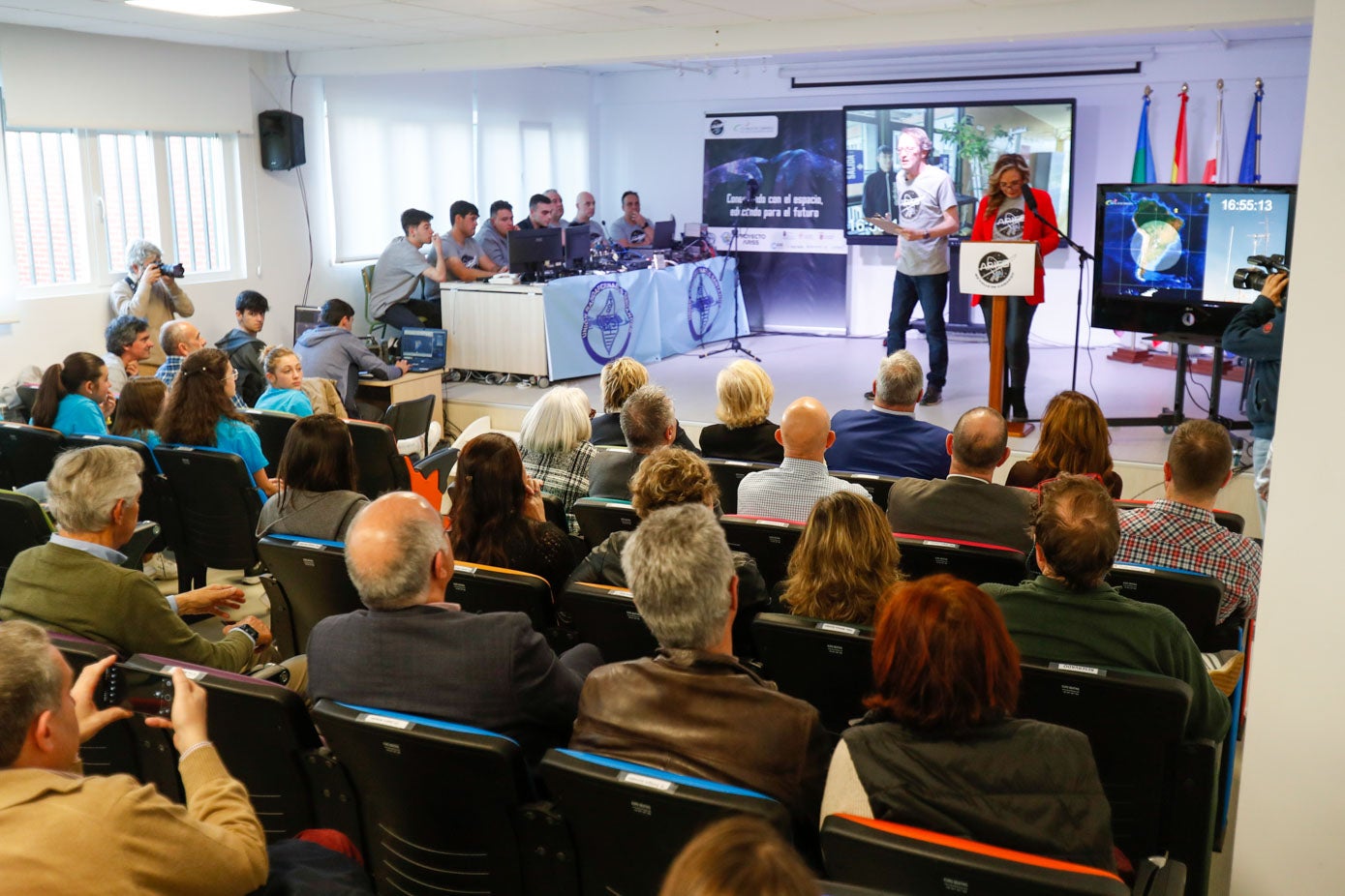 El salón de actos del IES Valle de Camargo se llenó de asistentes para seguir en directo la conexión. 