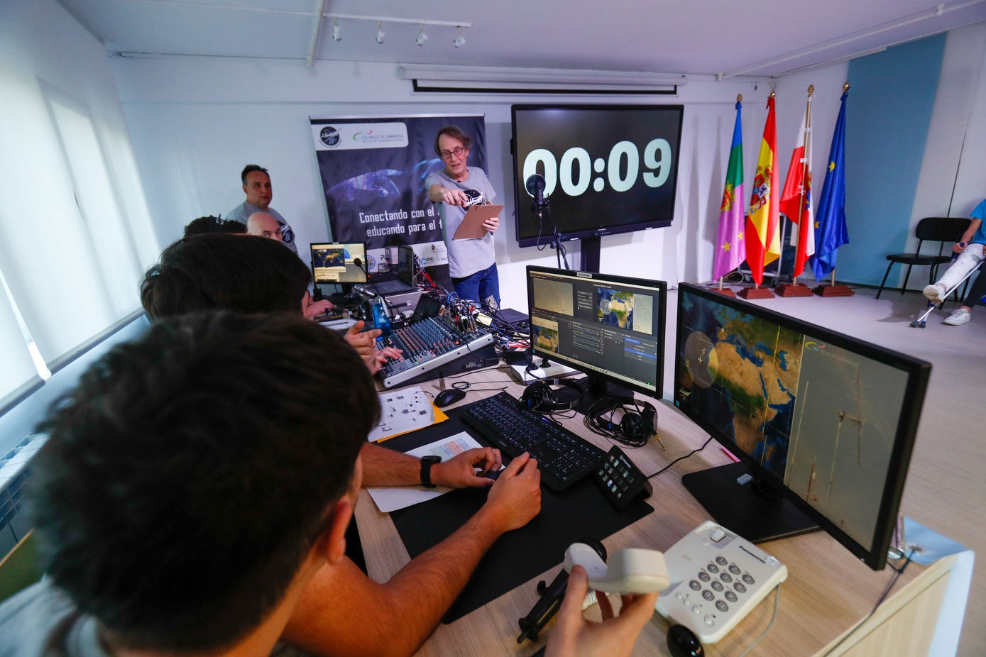 El profesor Javier Macías orquestó la cuenta atrás para saludar al astronauta y dar paso a las preguntas de los alumnos.