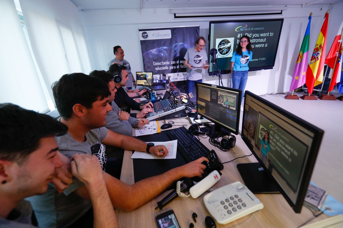 La emoción llenó el salón de actos del IES Valle de Camargo tras conseguir establecer conexión con el astronauta.