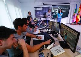 Momento en el que los alumnos de IES Valle de Camargo contactan con la Estación Espacial Internacional.