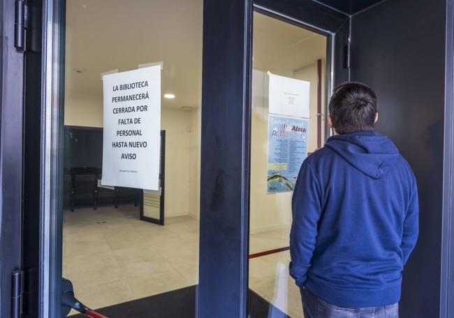 Un cartel advierte del cierre de la biblioteca.