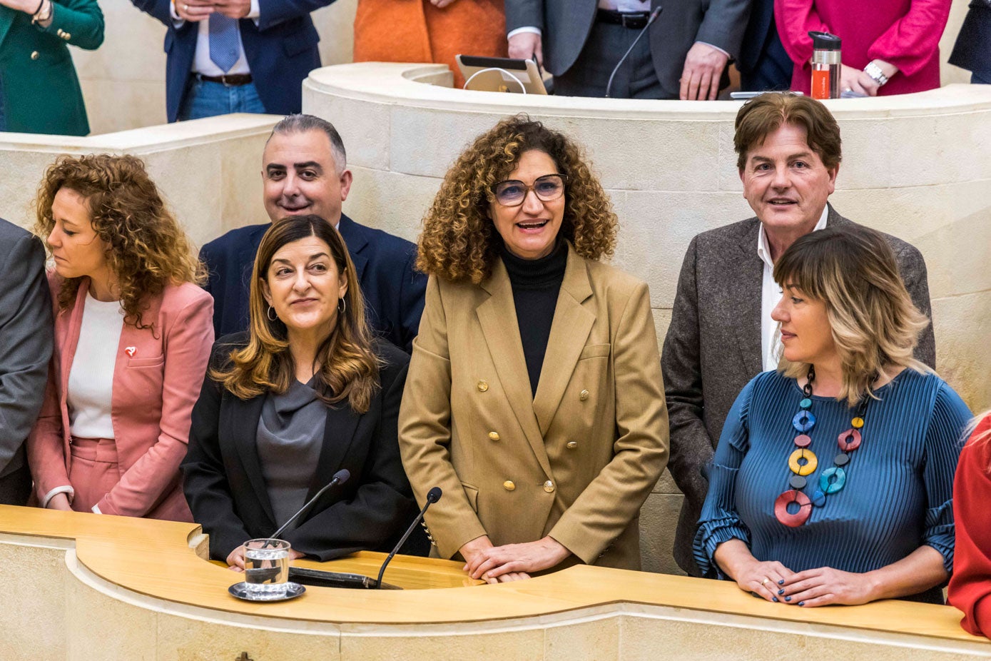 Imagen durante el posado previo de todos los diputados para despedir la legislatura.