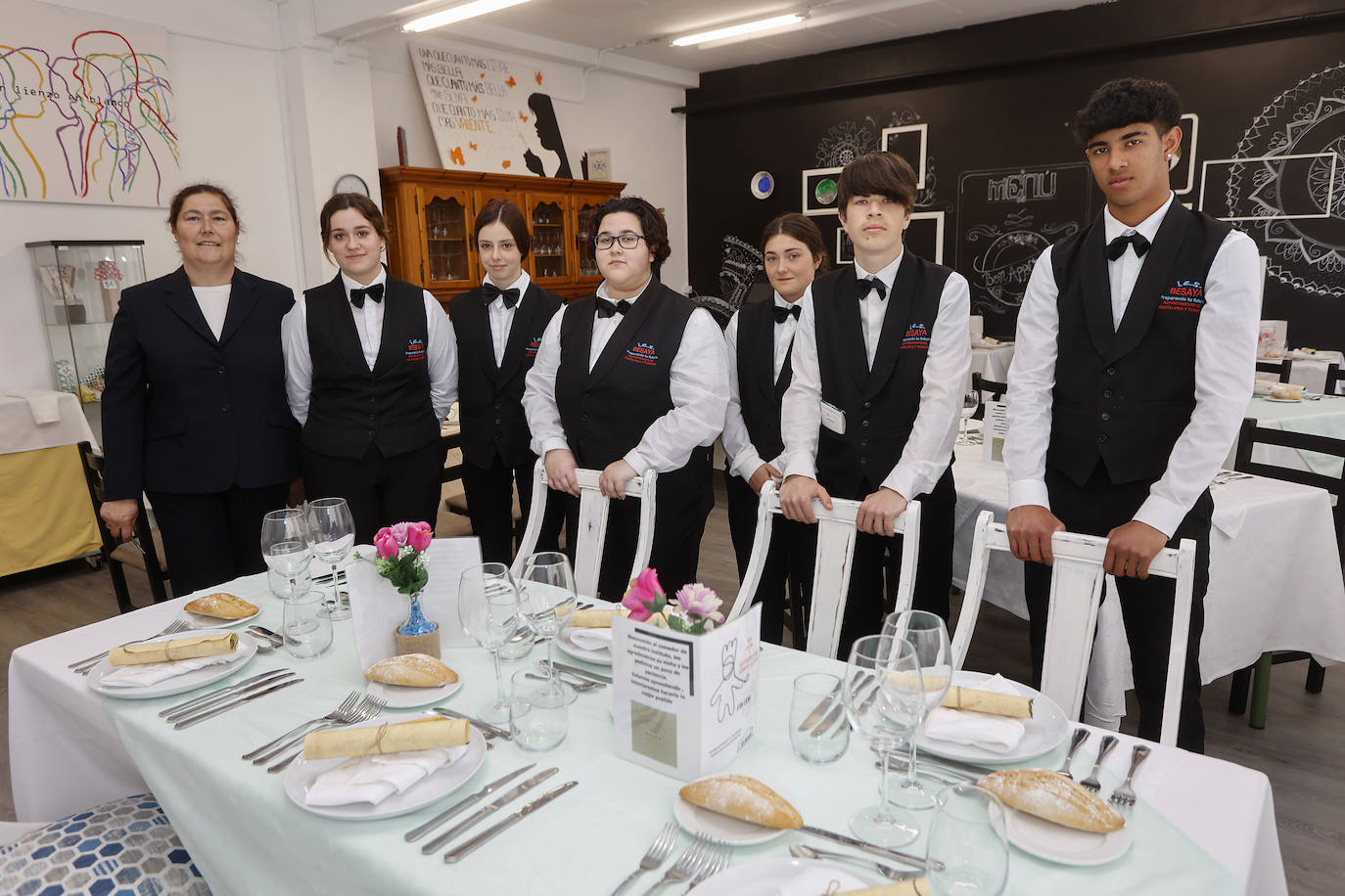 Alumnos de servicios con la profesora y coordinadora Gema Arias. 