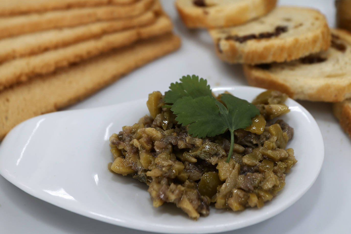 Tapenade de aceitunas y alcaparras, aperitivo del primer plato. 