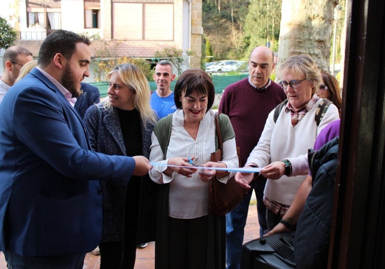 El corte de cinta fue protagonizado por el concejal de Juventud, Ángel Fernández, la alcaldesa de Limpias, Mar Iglesias, y la Directora de Acción Cultural, Gema Agudo.