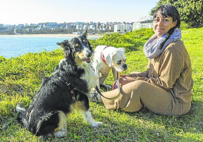 Raquel García y dos de los perros que pasea.