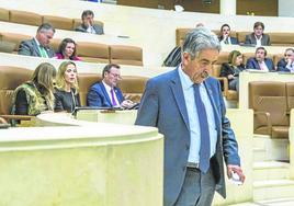 El presidente Revilla se dirige a la tribuna durante el pleno de este lunes, el último de esta legislatura en el Parlamento de Cantabria.