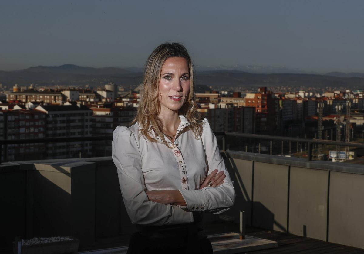 La nueva consejera de Obras Públicas, la regionalista Jezabel Morán, ayer, en la terraza de su despacho en la sede de la calle Alta de Santander.