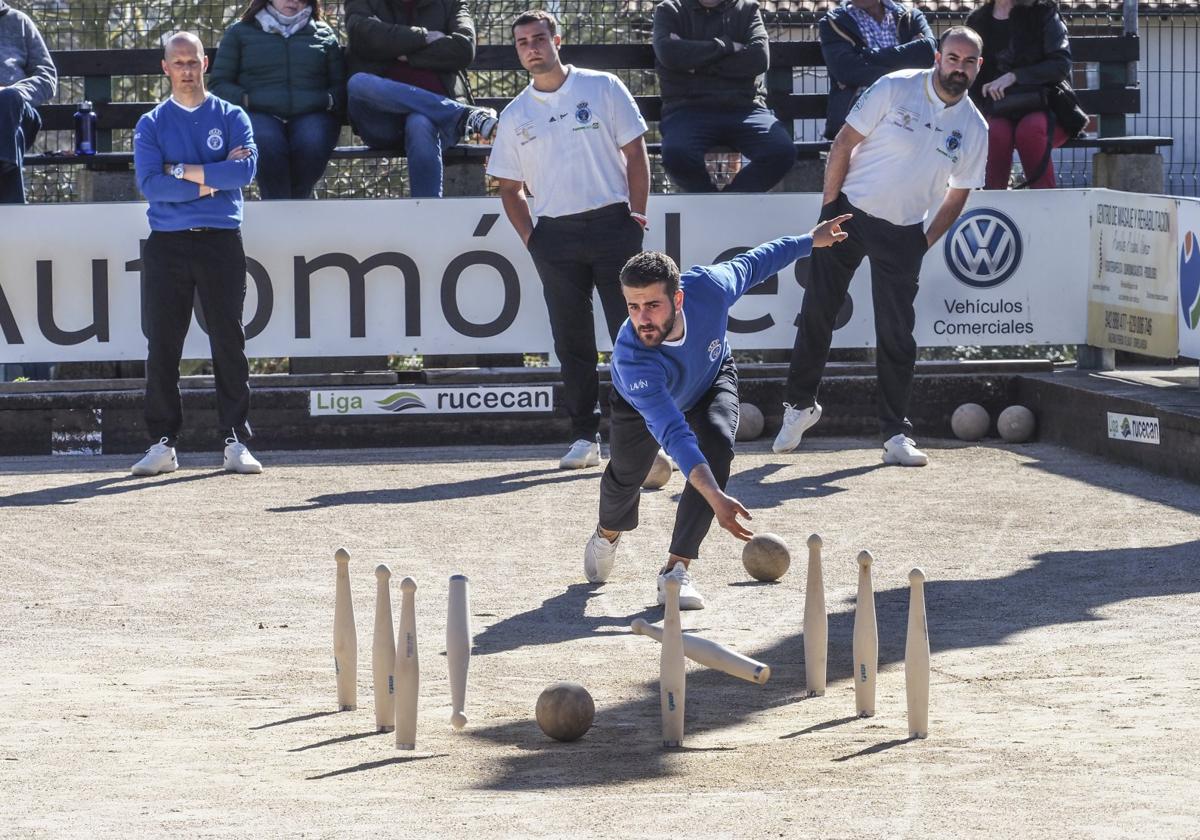 Ángel Lavín birla durante el partido del pasado domingo. Detrás, Isaac López, Marcos Lavín y Víctor de la Torre, sus compañeros en J. Cuesta.