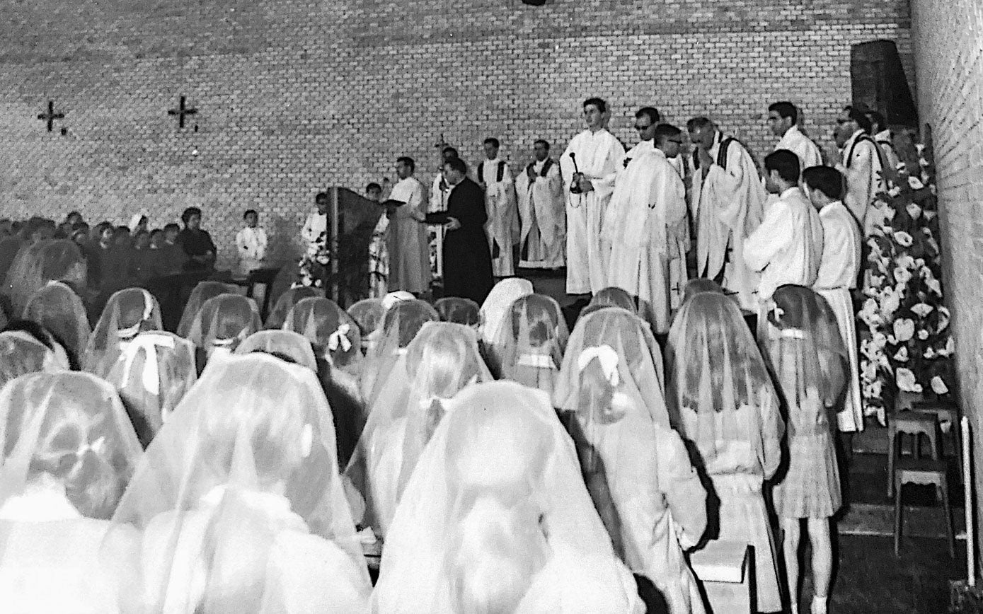 Las alumnas de los Sagrados Corazones en la capilla del colegio en el día de la consegración de la capilla.