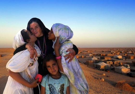 Dulce Roaeche con unas niñas saharauis durante su estancia en los campamentos antes de participar en la competición solidaria.