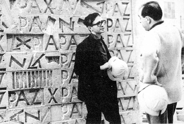 El escultor Josep María Subirachs con el aparejador Vicente Sámano durante la construcción del Colegio Nuestra Señora de La Paz.