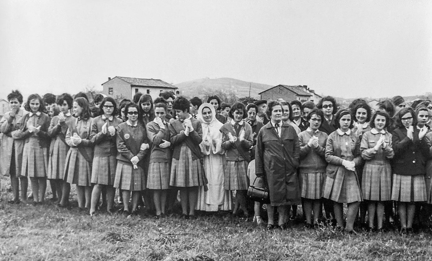 Un grupo de alumnas que acudió al acto de colocación de la primera piedra del colegio en Sierrapando. 