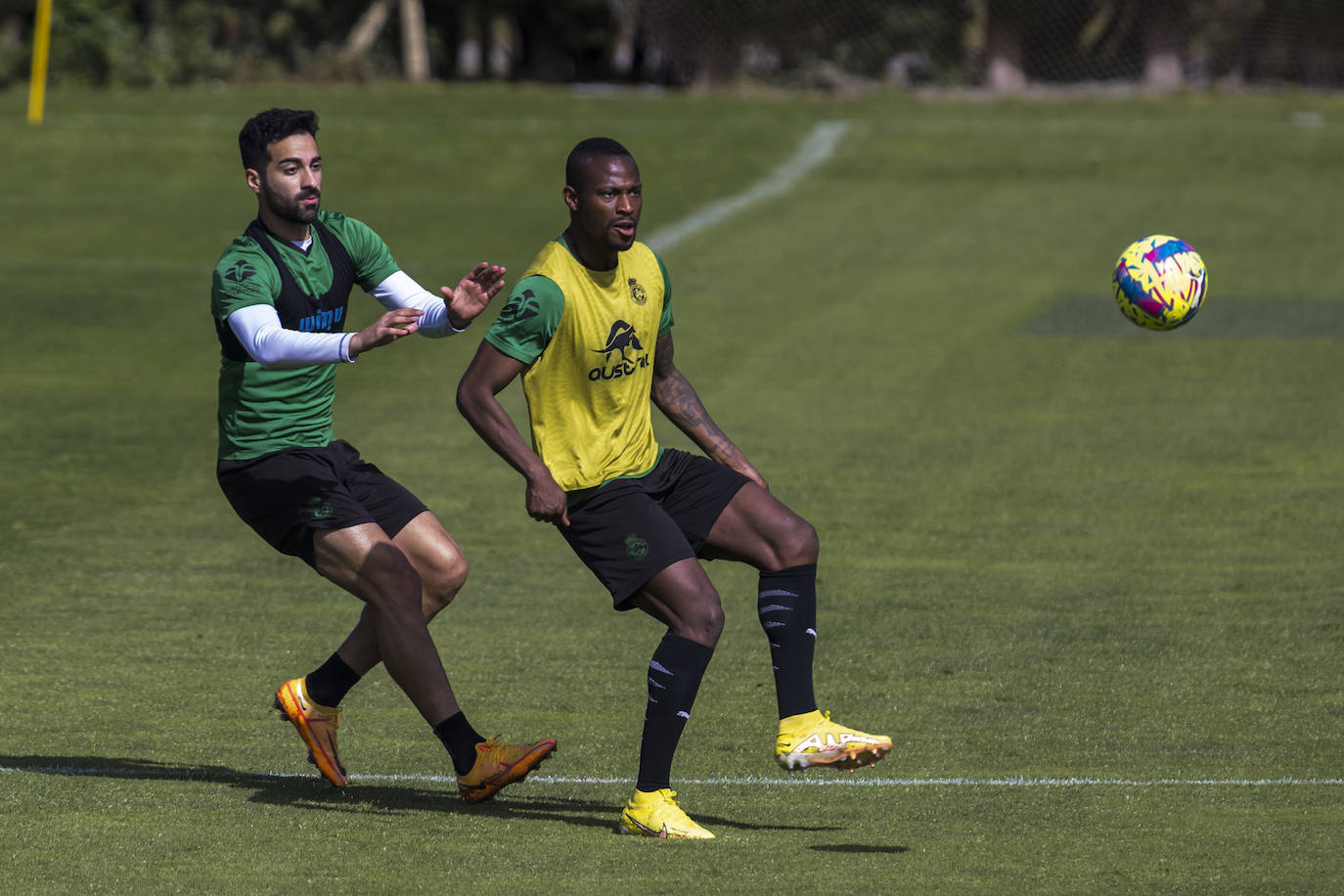 Cedric se dispone a recibir el balón con la oposición de Rubén Alves.