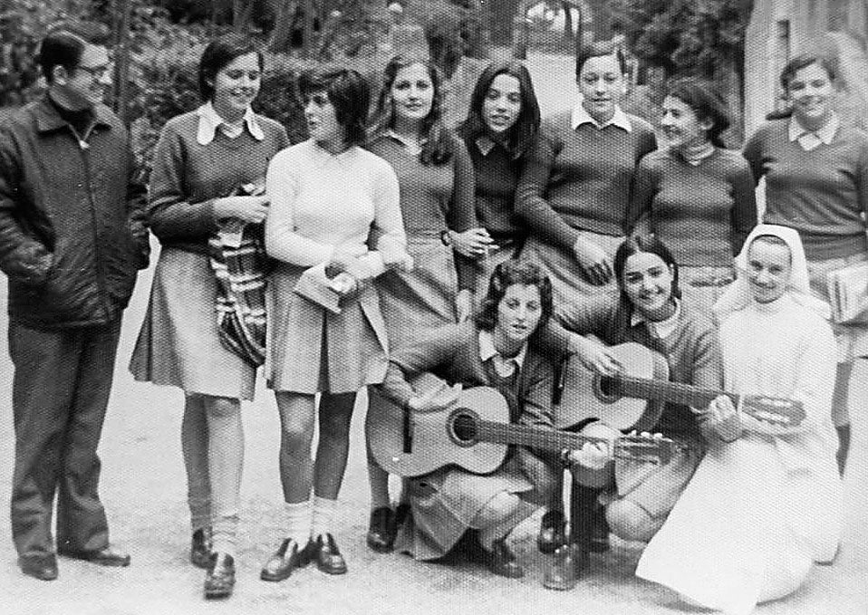 De izquierda a derecha Padre Emilio, Nieves Bolado, Paloma Cacho, Sabela Bedia, Milagros Collado, Mercedes Ruiz del Árbol, Chitu Rodriguez y Aurora Collado. Con guitarra Lupita González y Elisa Calzada, junto a la Madre Oliva