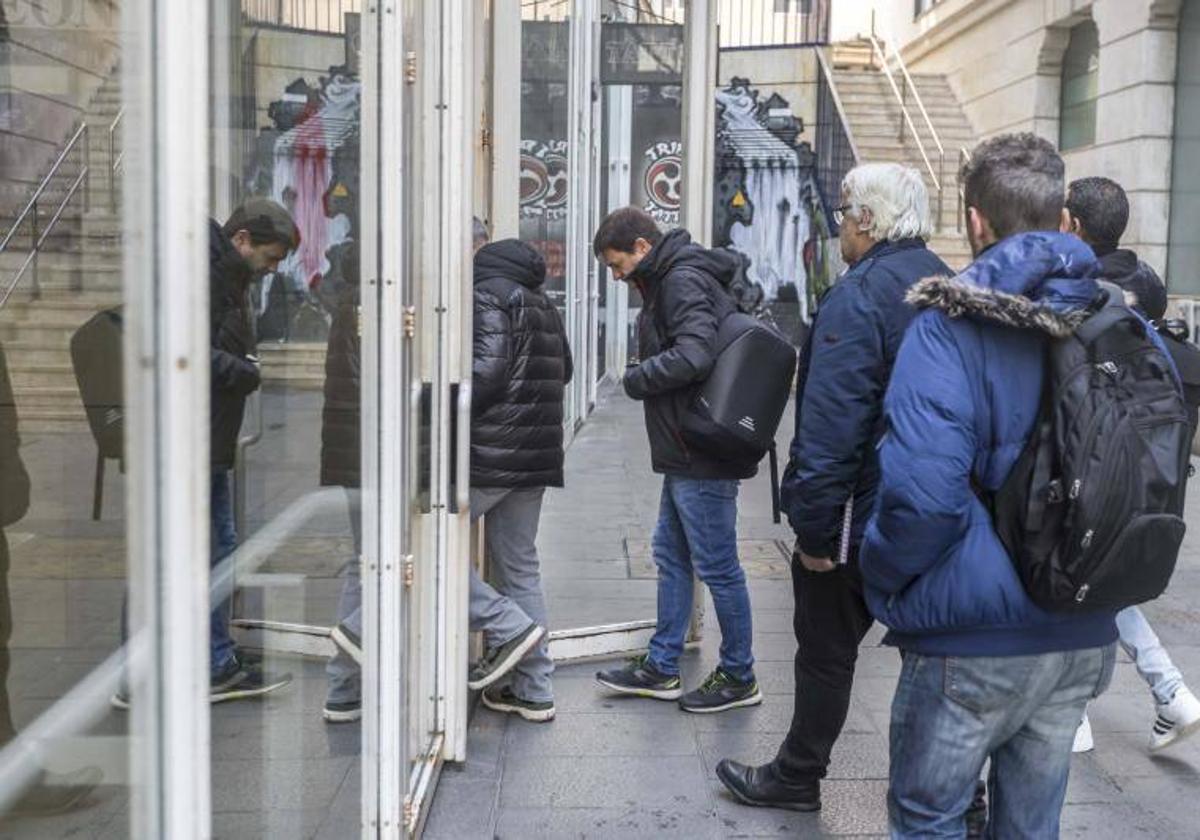 Imagen de los negociadores del fin del conflicto llegando al Orecla.