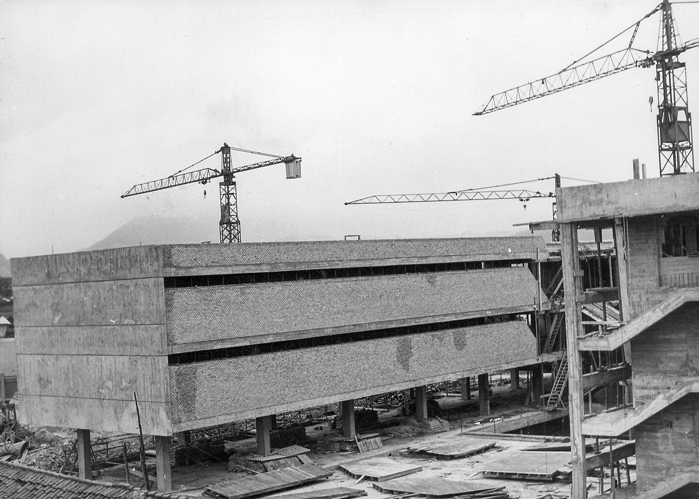 Obras de construcción del área destinado a aulas en el colegio de La Paz de Torrelavega.