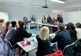 La alcaldesa de Laredo, Rosario Losa, y el concejal de Empleo, Javier Ramírez, en un curso de formación impartido en el Cise de Laredo.