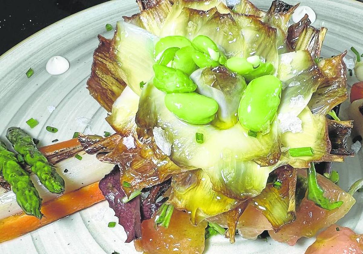 Ensalada de vegetales y alcachofa.