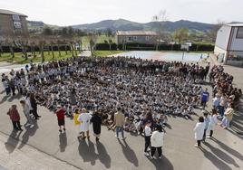 Alumnos, profesores y angituos estudiantes posaron este martes en el patio del colegio de los Sagrados Corazones, uno de los dos centros de la congregación en Torrelavega